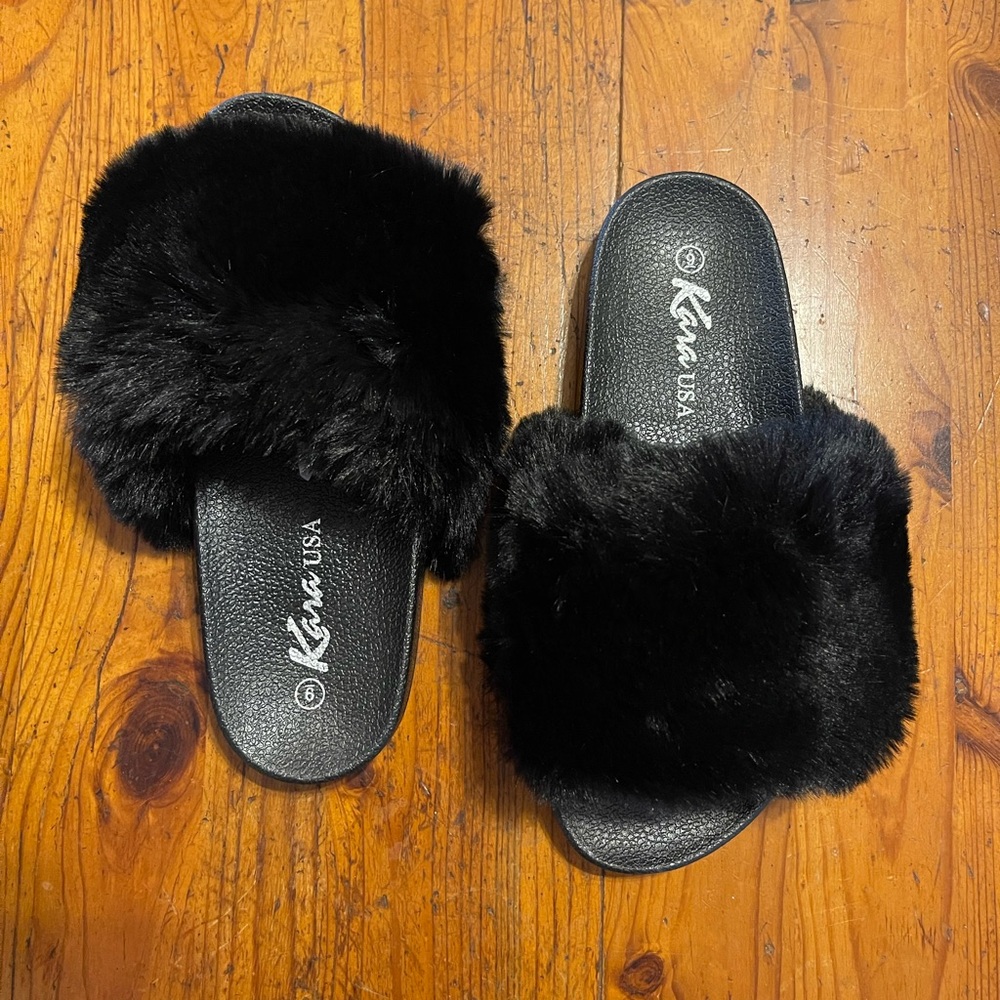 Kina USA Black Furry Slides